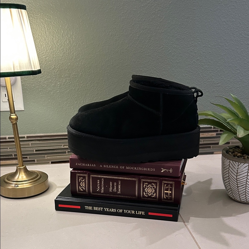Women’s size 8 Black Platform Suede Ugg Ankle Shoes